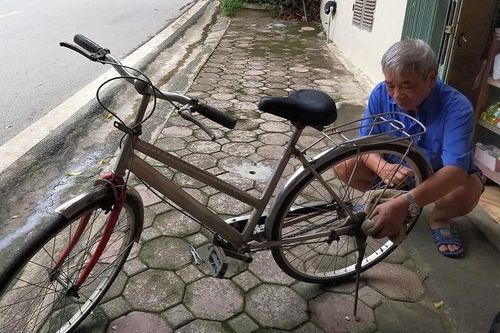 Người đàn ông 13 năm 'giải phẫu' xe cũ, gửi tặng học sinh miền núi