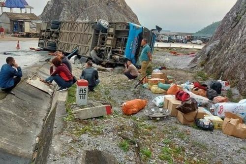 Lật xe khách giường nằm làm 2 người chết, nhiều người bị thương ở Hòa Bình