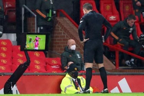 Trọng tài 'bẻ còi' giúp MU thoát 11m, bị Liverpool 'xử' trước đó