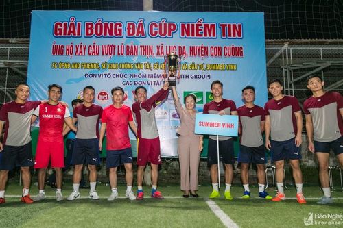Đội bóng của Quế Ngọc Hải, Nguyên Mạnh vô địch Cúp Niềm tin 'xây cầu vượt lũ'