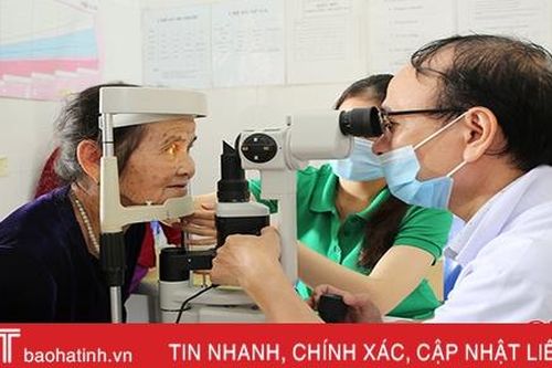 Khám bệnh, cấp thuốc miễn phí cho gần 600 người dân Cẩm Xuyên