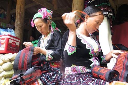 Ngày Di sản văn hóa Việt Nam: Vinh danh sắc màu thổ cẩm