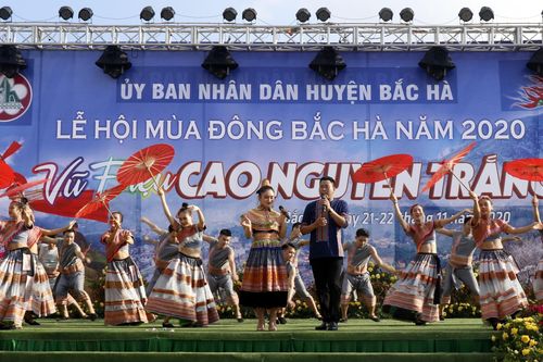 Hàng nghìn du khách tham dự khai mạc Lễ hội mùa Đông tại Lào Cai