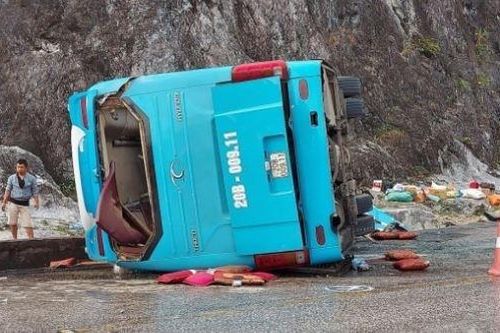 Hòa Bình: Lật xe khách khiến 2 người tử vong và 10 người bị thương