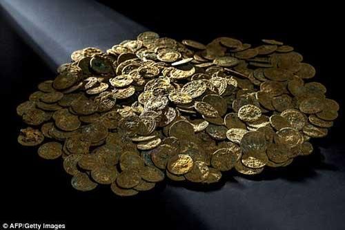 Ngỡ ngàng kho báu 4.000 đồng xu La Mã cổ dưới gốc cây anh đào