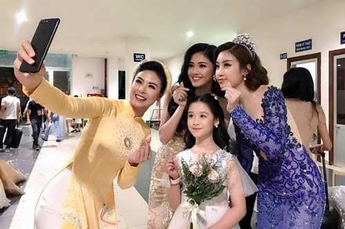 Chụp ảnh với loạt nàng hậu tại Hoa hậu Việt Nam 2020, 'Tiểu hoa khôi Tây Đô' khiến khán giả bất ngờ với ngoại hình trưởng thành và gương mặt đầy thần thái