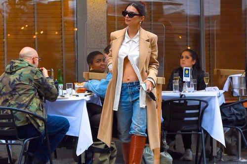 Emily Ratajkowski bầu vượt mặt vẫn thích mặc áo crop top