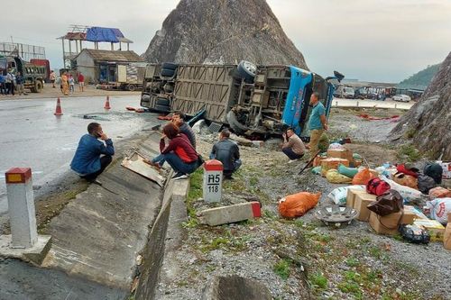 Xe khách giường nằm lật trên quốc lộ 6, hơn 10 người thương vong