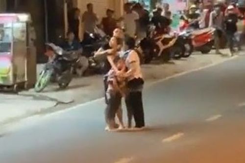 Lời khai của nam thanh niên cầm dao khống chế 3 nạn nhân rồi đặt điều kiện bất ngờ