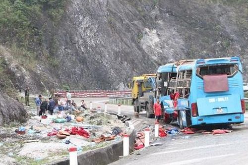 Hòa Bình: Lật xe khách, nhiều người thương vong