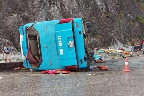 Điều tra nguyên nhân vụ lật xe kinh hoàng ở Hòa Bình khiến 8 người thương vong