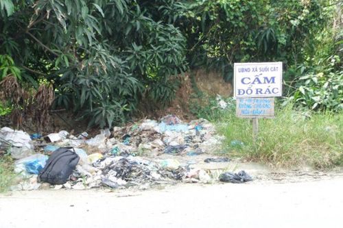 Đổ rác nơi bảng cấm