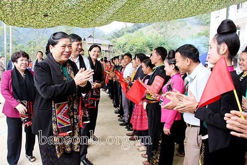 Đồng chí Tòng Thị Phóng, Ủy viên Bộ Chính trị, Phó Chủ tịch Thường trực Quốc hội tiếp xúc cử tri xã Mường Lựm