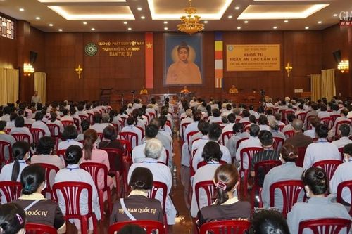 Gần 500 Phật tử tu Ngày an lạc tại Việt Nam Quốc Tự