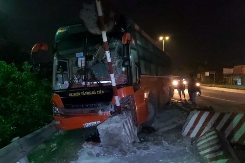 Xe giường nằm 'làm xiếc' trên cầu, hành khách hú vía