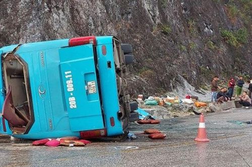 Lật xe khách giường nằm làm 2 người chết, 10 người bị thương