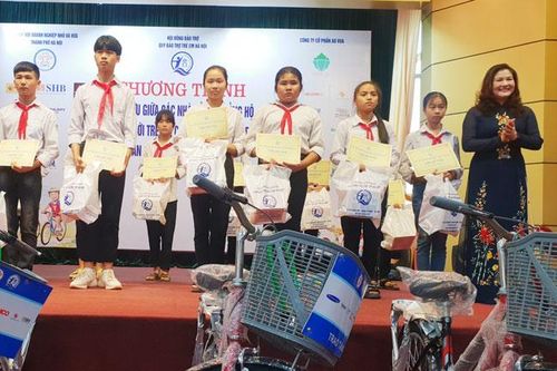 Trao 321 suất quà cho trẻ em có hoàn cảnh đặc biệt