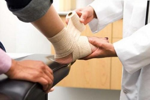 Người cao tuổi cảnh giác với viêm khớp cổ chân