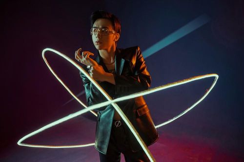 Soobin Hoàng Sơn thể hiện hình tượng lịch lãm và gu ăn mặc thời thượng trong MV 'Trò Chơi'