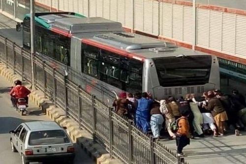 Xe buýt nhanh BRT bị hỏng khiến hành khách phải xuống đẩy, cư dân mạng không thể nhịn cười