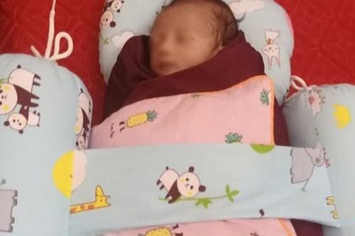Bé sơ sinh bị bỏ rơi kèm bức thư xin lỗi
