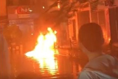 Hé lộ nguyên nhân người đàn ông ném bom xăng sang nhà hàng xóm lúc nửa đêm