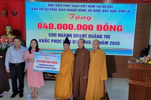 Thượng tọa Thích Thanh Quyết trao 2 tỷ đồng ủng hộ đồng bào miền Trung