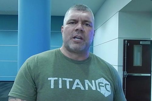 Giám đốc điều hành giải MMA ra mắt sàn đấu ở tuổi 49