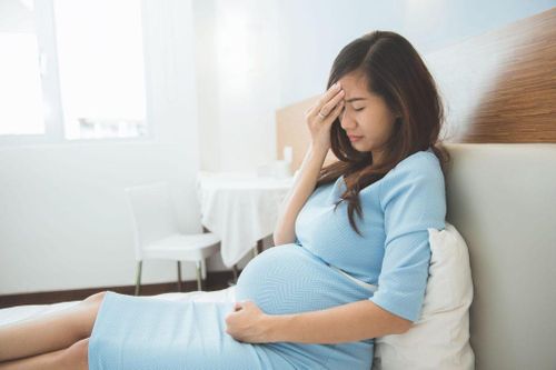 Khí hư khi mang thai có màu bất thường cảnh báo điều gì?