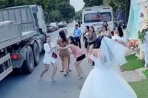 Bắt hoa cưới ngoài đường, cô gái suýt bị xe container đâm