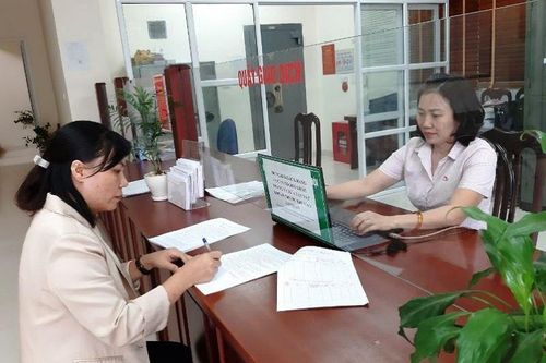 Hà Nội: Ngân hàng CSXH giải ngân vay vốn trả lương ngừng việc cho người lao động tại Thạch Thất