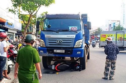 Tai nạn giao thông mới nhất hôm nay 23/11: Dừng trước đèn đỏ, cô gái đi xe máy bị xe tải đâm tử vong