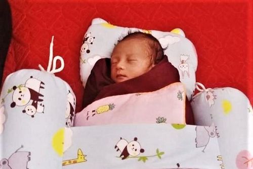 Hà Tĩnh: Bé trai sơ sinh bị bỏ rơi trước cổng nhà dân