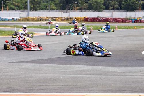 Hàng vạn người mê tốc độ hào hứng với giải đua Go Kart