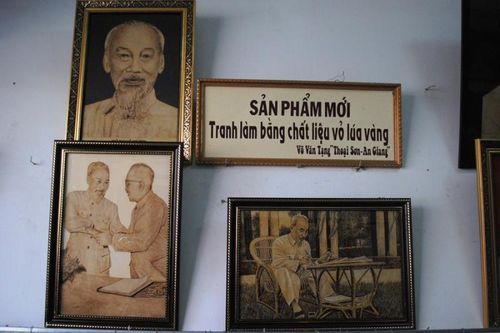Nghệ nhân vẽ tranh từ lá thốt nốt, vỏ trấu