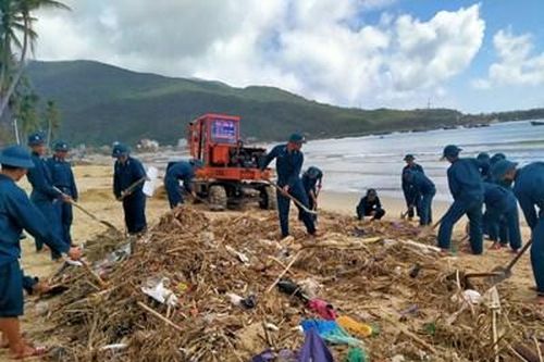 Ra quân dọn vệ sinh môi trường bãi biển