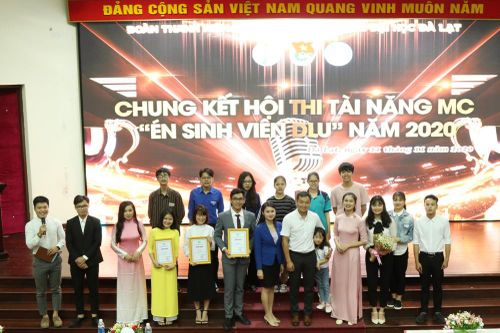 Sôi động sân chơi 'Én sinh viên DLU'