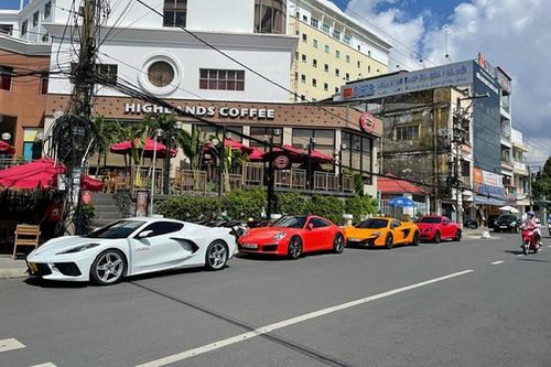 Siêu xe Corvette C8 biển vàng đọ dáng bên 'xế khủng' ở Cần Thơ