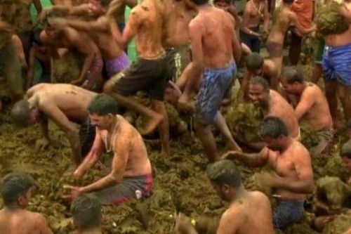 'Trận chiến phân bò' kỳ lạ ở Ấn Độ
