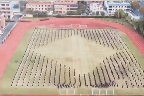 Bài tập thể dục 'rắn lượn' của gần 2.500 HS gây sốt trên mạng xã hội Trung Quốc