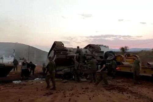 Hình ảnh xe tăng Israel bị lật ngược thu hút sự chú ý