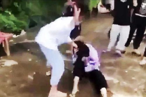 Vụ nữ sinh bị đánh hội đồng ở Thanh Hóa: Đình chỉ 1 tuần những HS vi phạm