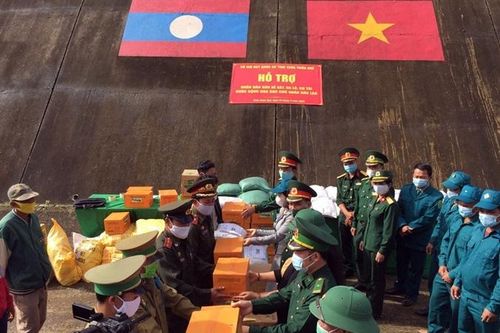 Hỗ trợ nhu yếu phẩm cho lực lượng vũ trang và nhân dân Lào