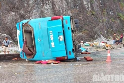 Bộ Công an chỉ đạo điều tra vụ lật xe khách làm 12 người thương vong