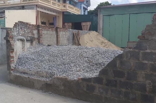 Bé gái lớp 6 bị tường đổ đè lên người dẫn đến tử vong