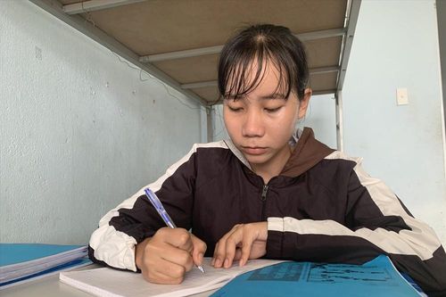 Kỳ tích của nữ thủ khoa mồ côi