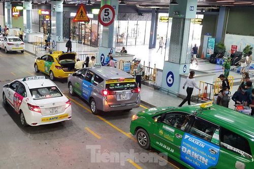 Chấn chỉnh tài xế taxi chê khách gần, làm giá ở sân bay Tân Sơn Nhất