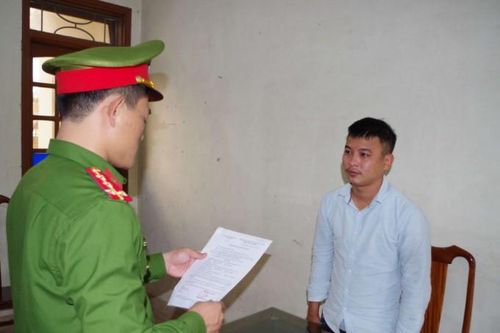Bị nhắc nhở uống rượu, thanh niên cầm dao chém cha đẻ