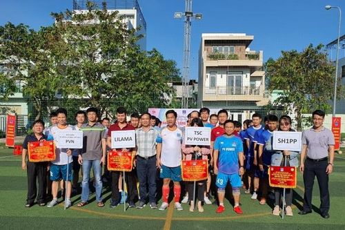 Ban QLDA ĐLDK Sông Hậu 1 tổ chức giao lưu bóng đá trên công trường Nhà máy