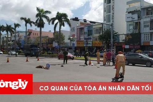 Dừng đèn đỏ, một phụ nữ bị xe tải tông tử vong